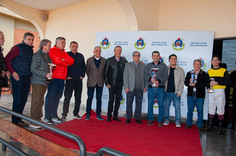 El Legendario se quedó con el trofeo en el Criterium Machos que ganó Flight to Paradise.