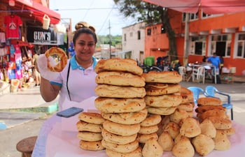 María Bogado, del barrio San Francisco de Caacupé, tiene su puesto de chipa frente a la basílica y recibe con una sonrisa a los visitantes.