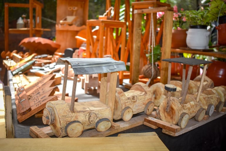 En la Expoferia Yvoty Rape también se pueden apreciar atractivas artesanías y artículos decorativos elaborados por los expositores.