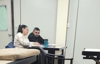 El acusado Anselmo Fidel Arrúa Cabrera, junto con su abogada, durante el juicio que se lleva a cabo en el Juzgado de Luque.