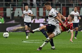 Thus Dallinga (i) del Bolonia y Strahinja Pavlovic del Milan, se volverán a enfrentar mañana en la final de la Copa Italia.