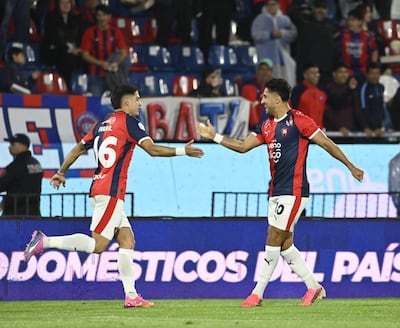 El lateral de Cerro Porteño, Iván Ramírez Segovia celebra el tanto de apertura en el marcador junto a Cecilio Domínguez.