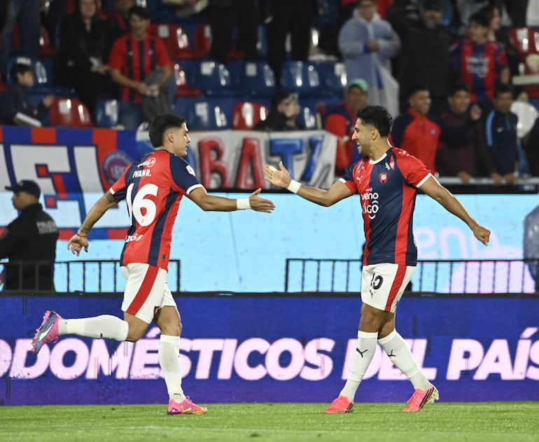 El lateral de Cerro Porteño, Iván Ramírez Segovia celebra el tanto de apertura en el marcador junto a Cecilio Domínguez.