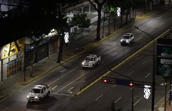 Las fuerzas del orden patrullan las calles de Carazas sin luz este sábado tras haberse registrado varias detonaciones y explosiones en la madrugada.