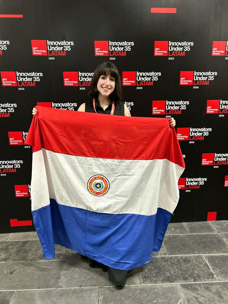 La joven Maureen Montanía (29), durante las premiaciones del MIT Technology Review, en español.