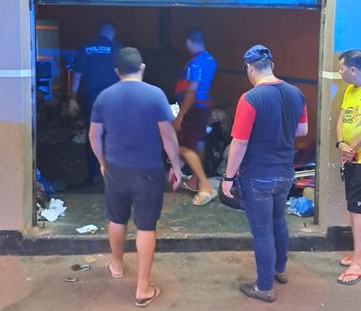 Los delincuentes violentaron los candados para ingresar al depósito y hurtar los celulares en el microcentro de Ciudad del Este.