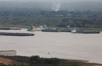 Fotografía que muestra el río Paraguay, a la altura del muelle de Asunción. El río Paraguay, a su paso por Asunción, registró este lunes nuevamente una mínima histórica, al descender a los -1.43 metros de altura.