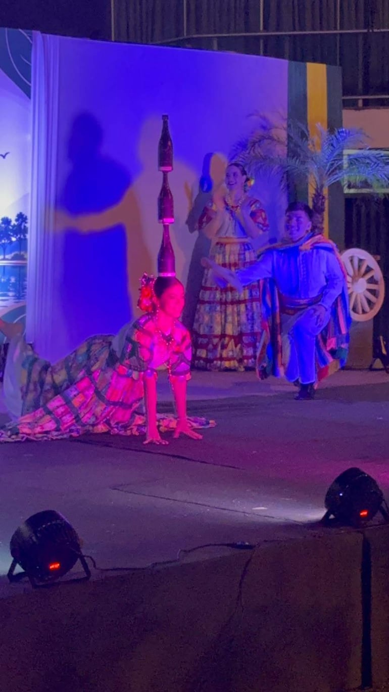 Danza paraguaya interpretada por bailarines de Pedro Juan Caballero.