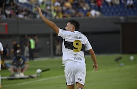 Carlos Sebastián Ferreira, futbolista de Olimpia, celebra un gol en el partido frente a Guaraní por la primera fecha del torneo Apertura 2026 del fútbol paraguayo en el estadio Defensores del Chaco, en Asunción, Paraguay.