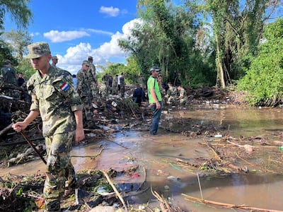 Miliares colaboran en la búsqueda del niño que fue arrastrado por un raudal.