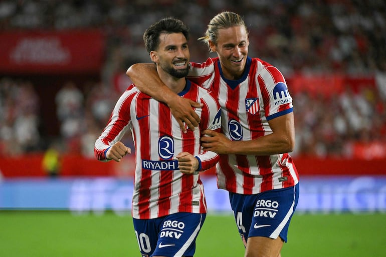 Alex Baena festeja junto a Marcos Llorente el triunfo del Atlético de Madrid.