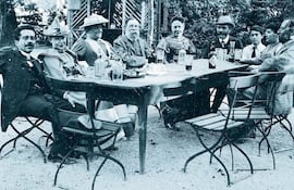 De izquierda a derecha, Simon Ferdinand, Frieda Simon, Clara Zetkin, Friedrich Engels, Julie Bebel, August Bebel, Ernst Schaffer, Regine Bernstein y Eduard Bernstein fotografiados en Zúrich en 1893