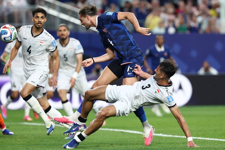 El centrocampista de Francia Adrien Rabiot cabecea el balón ante el defensa de Irak #03 Hussein Ali durante el partido de fútbol del Grupo I de la Copa del Mundo 2026 entre Francia e Irak en el Philadelphia Stadium.