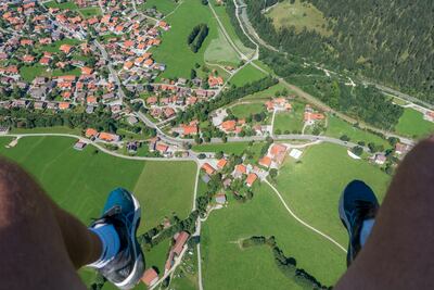 Para un vuelo en parapente es mejor no sufrir de vértigo, como revela de forma impresionante la vista hacia abajo.