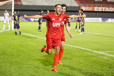 El delantero Diego Javier Doldán Zacarías (36 años) festeja el tanto que le dio el triunfo a 3 de Febrero, en Ciudad del Este. (Foto: APF)
