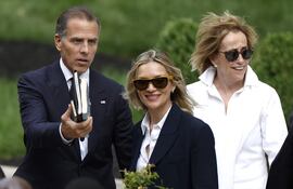 Hunter Biden, hijo del presidente estadounidense Joe Biden, su esposa Melissa Cohen Biden y Valerie Biden Owens abandonan el edificio federal J. Caleb Boggs el 6 de junio de 2024 en Wilmington, Delaware.