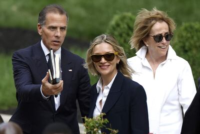 Hunter Biden, hijo del presidente estadounidense Joe Biden, su esposa Melissa Cohen Biden y Valerie Biden Owens abandonan el edificio federal J. Caleb Boggs el 6 de junio de 2024 en Wilmington, Delaware.