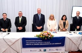 Emiliano Rolón Fernández (centro) en el conversatorio sobre seguridad de jueces y fiscales.