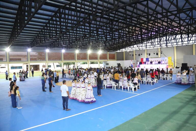 Inauguración de un polideportivo por parte de los pobladores