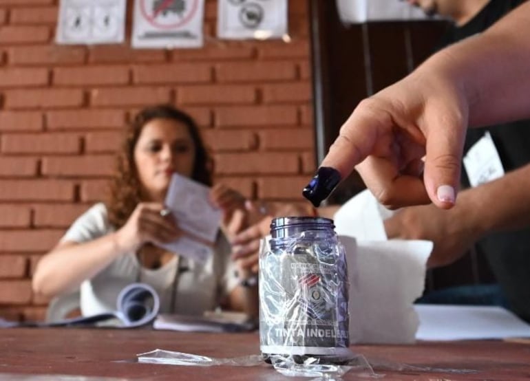 Elecciones Paraguay 2023, papeleta, dedo entintado.