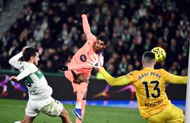 Barcelona's English forward #14 Marcus Rashford (C) scores his team's third goal during the Spanish league football match between Elche CF and FC Barcelona at thge Martinez Valero stadium in Elche on January 31, 2026. (Photo by JOSE JORDAN / AFP)