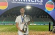 El mediapunta nacido en Argentina, Mateo Klimowicz (21 años), con el trofeo de campeón de la Eurocopa Sub 21 que conquistó con la selección alemana.