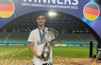 El mediapunta nacido en Argentina, Mateo Klimowicz (21 años), con el trofeo de campeón de la Eurocopa Sub 21 que conquistó con la selección alemana.