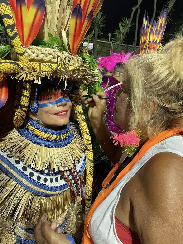 Nora Ruoti preparándose antes de desfilar con la escuela de samba Mangueira en el mítico Marqués de Sapucai. (Facebook/Nora Ruoti)