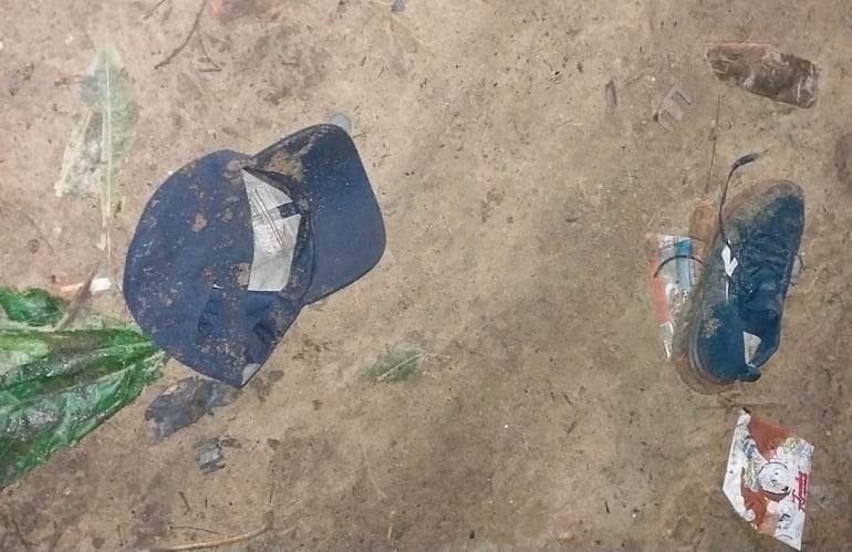 Algunas prendas de la víctima en el lugar del hecho.