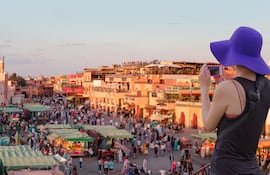 Noche en la Plaza Djemaa El Fna, Marrakech, Marruecos.