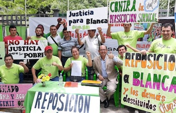 Docentes de OTEP-SN festejan la resolución que dispone la reposición de la educadora.