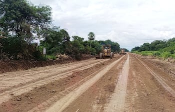 Maquinaria de la empresa Mawes, reparando el camino en el Alto Paraguay, en tanto la empresa de Chavez Hausman continúa sin aparecer por la zona.