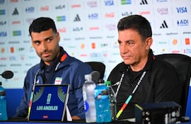 El seleccionador de Irán Amir Ghalenoei ofrece una conferencia de prensa junto al delantero de Irán Mehdi Taremi en el Los Angeles Stadium en Inglewood, en la víspera del partido de fútbol del Mundial 2026 entre Irán y Nueva Zelanda.