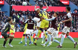 710
El delantero brasileño del Tottenham Hotspur, Richarlison, número 09, cabecea el balón para marcar el segundo gol del equipo durante el partido de la Premier League inglesa entre el Aston Villa y el Tottenham Hotspur en Villa Park, Birmingham, en el centro de Inglaterra, el 3 de mayo de 2026. (Foto de Adrian Dennis / AFP) /