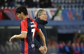 El entrenador de Cerro Porteño, Ariel Holan saluda a una de las incorporaciones e Cerro Porteño para el segundo semestre, Derlis Rodríguez.