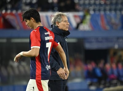 El entrenador de Cerro Porteño, Ariel Holan saluda a una de las incorporaciones e Cerro Porteño para el segundo semestre, Derlis Rodríguez.