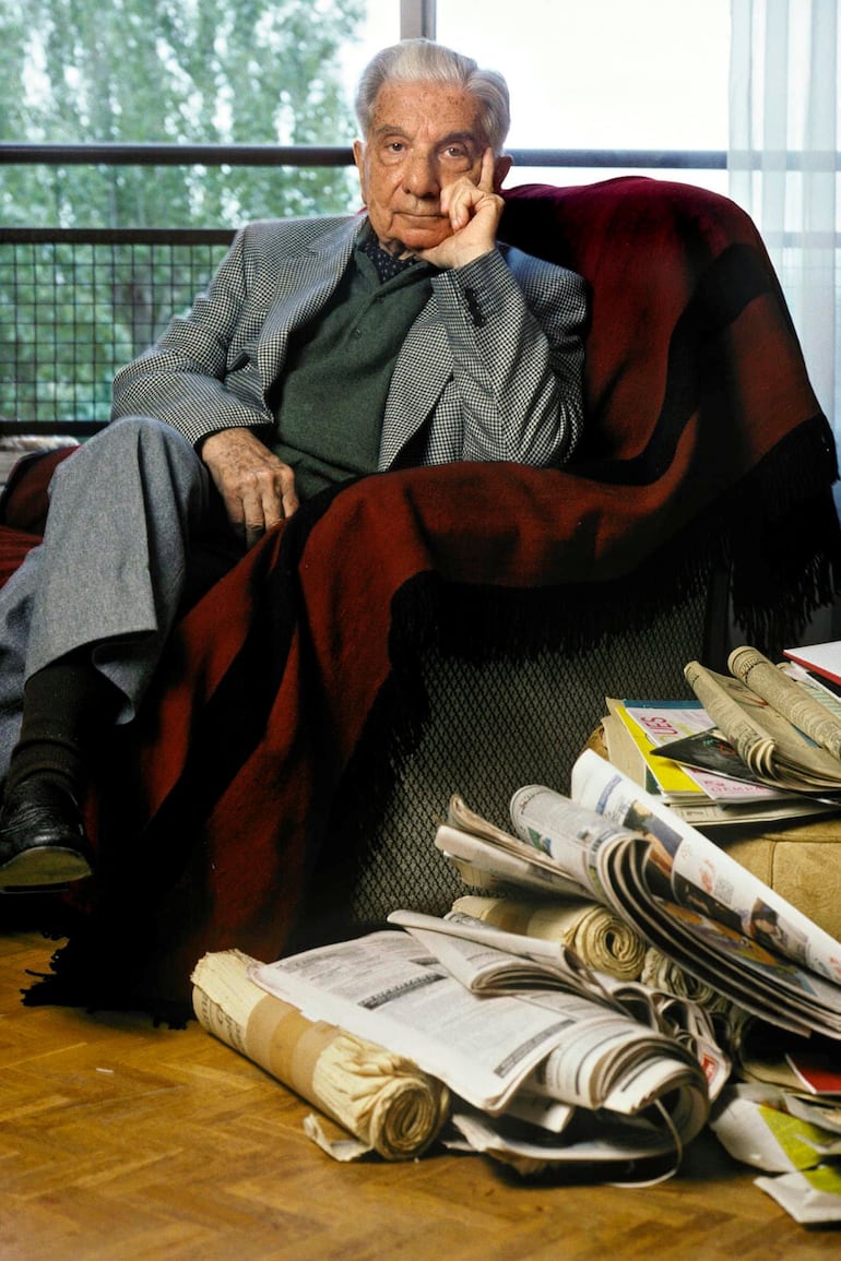 Augusto Roa Bastos en su departamento de Toulouse en 1994. Foto de Ulf Andersen. Getty Images.