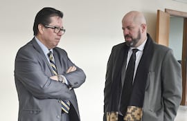 José Enrique García, ex asesor jurídico de la Municipalidad de Asunción, y el abogado Álvaro Arias.