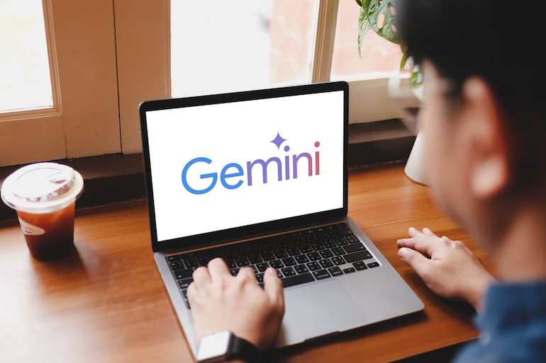 Persona usa inteligencia artificial (IA), imagen ilustrativa. Gemini.