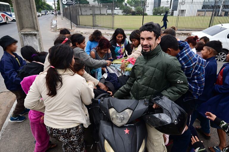 Un ciudadano acercó abrigos y todo tipo de vestimentas y sábanas para repartir entre los indígenas apostados sobre Artigas.