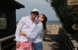 El futbolista Matías Galarza y su novia Jessica Marecos en la Costa Atlántica argentina.