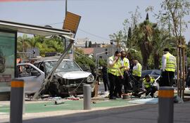 Trabajadores de emergencia israelíes operan en el lugar de un ataque con un automóvil en Tel Aviv, Israel, 04 de julio de 2023.