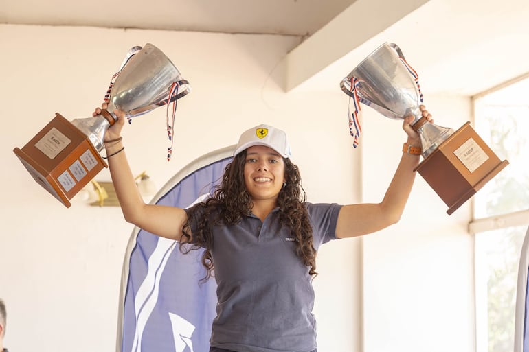 Elisa Núñez, con doble corona.