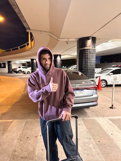 El delantero de la selección paraguaya de fútbol Julio César Enciso Espínola (21 años), en su arribo al aeropuerto internacional Silvio Pettirossi.