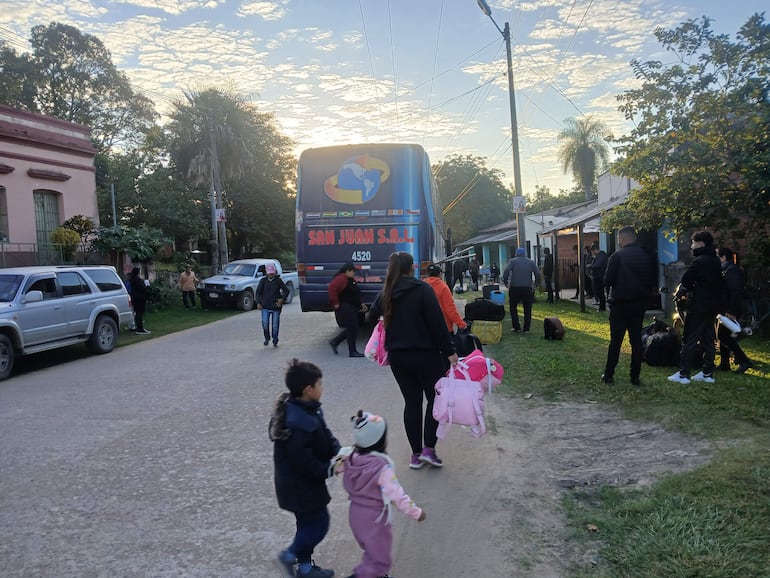 Pasajeros esperando abordar el colectivo