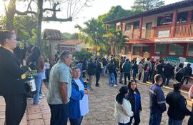 Los primeros electores que acudieron este domingo al Colegio Nacional Dr. Raúl Peña, de la compañía Cabañas, tuvieron que aguardar para ejercer su derecho al voto debido a que los comicios comenzaron con aproximadamente 15 minutos de retraso.