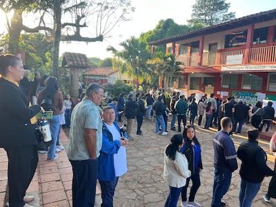 Los primeros electores que acudieron este domingo al Colegio Nacional Dr. Raúl Peña, de la compañía Cabañas, tuvieron que aguardar para ejercer su derecho al voto debido a que los comicios comenzaron con aproximadamente 15 minutos de retraso.