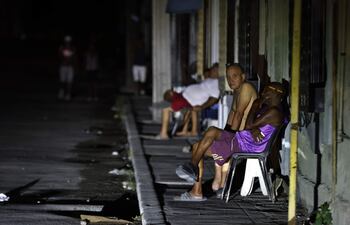 Imagen de archivo: personas esperan en una calle durante un apagón en La Habana, Cuba.
