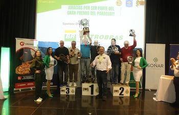 Momento de celebración en el podio luego del exitoso 37º Gran Premio del Paraguay.