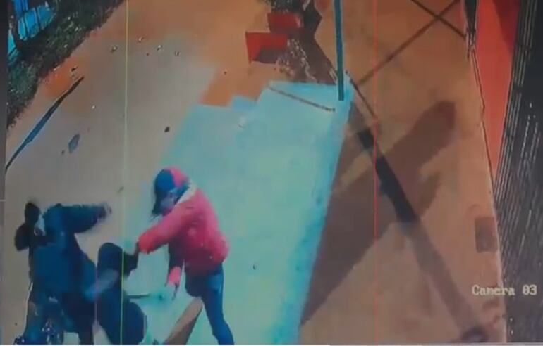 Agentes de Homicidios fueron enviados a la zona para tratar de ubicar y capturar al presunto asesino, que continúa prófugo.
